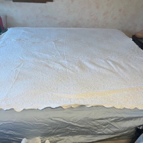 Vintage White Matelasse Coverlet Bedspread Full Queen Quilted Scroll Work - Picture 1 of 7